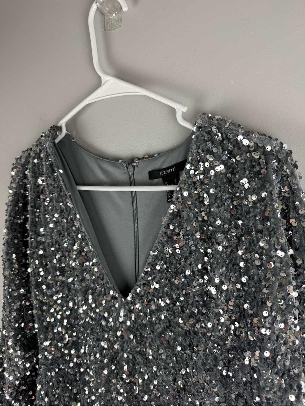 Forever 21 Women’s Silver Velvet Sequins Long Sleeve V Neck Mini Dress SZ M